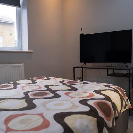 Spacious 2 Bed 2 Bath Apartment With Free Parking For 2 Cars And Underground Station Zone 2 For Quick Access To Central London Up To 10 Guests Экстерьер фото