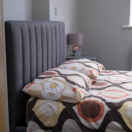 Spacious 2 Bed 2 Bath Apartment With Free Parking For 2 Cars And Underground Station Zone 2 For Quick Access To Central London Up To 10 Guests Экстерьер фото