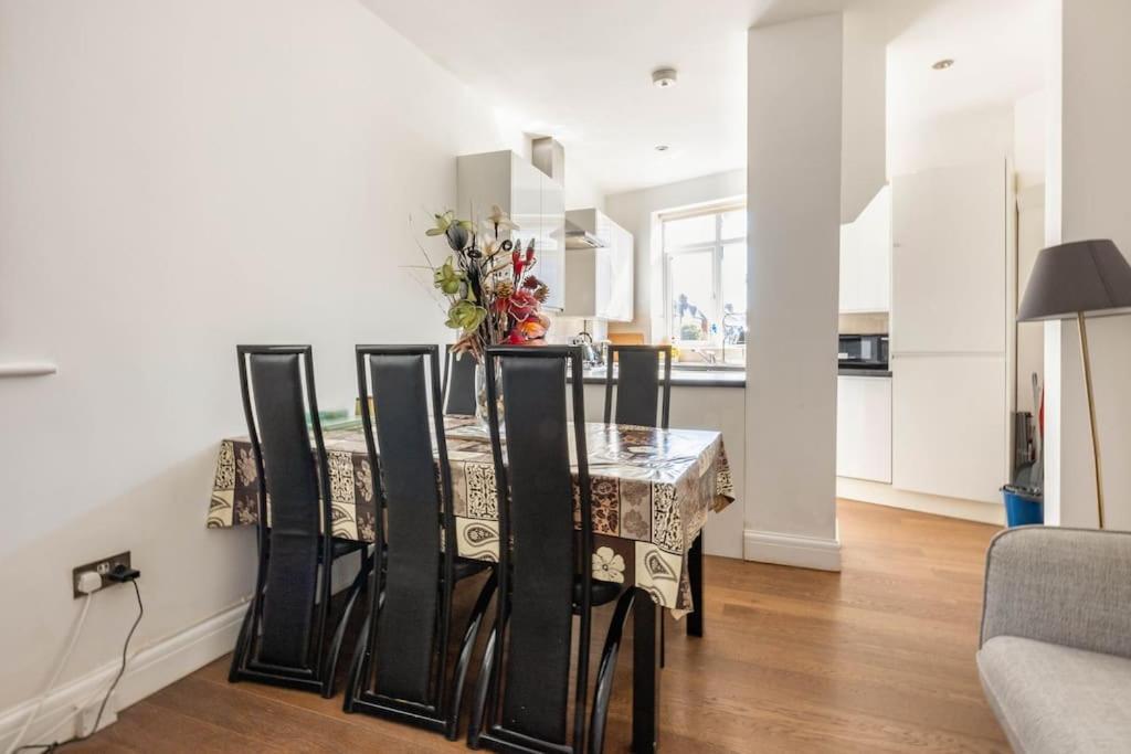 Spacious 2 Bed Apartment With Free Parking For 2 Cars And Underground Station Zone 2 For Quick Access To Central London Up To 8 Guests Экстерьер фото