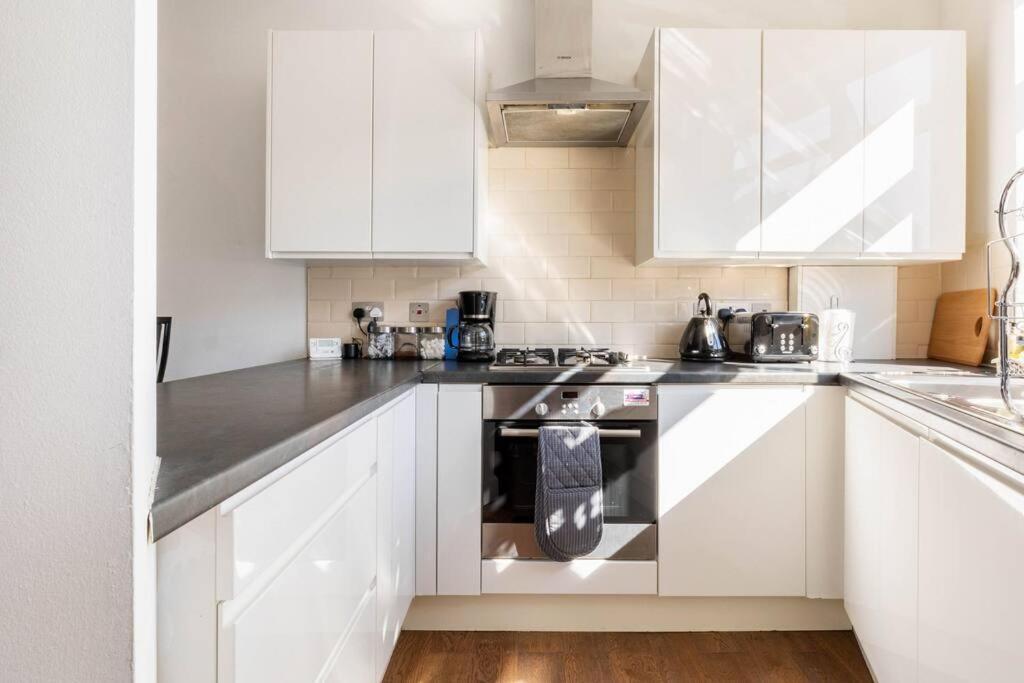 Spacious 2 Bed Apartment With Free Parking For 2 Cars And Underground Station Zone 2 For Quick Access To Central London Up To 8 Guests Экстерьер фото