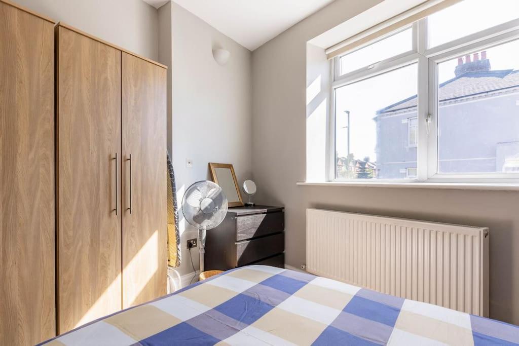 Spacious 2 Bed Apartment With Free Parking For 2 Cars And Underground Station Zone 2 For Quick Access To Central London Up To 8 Guests Экстерьер фото