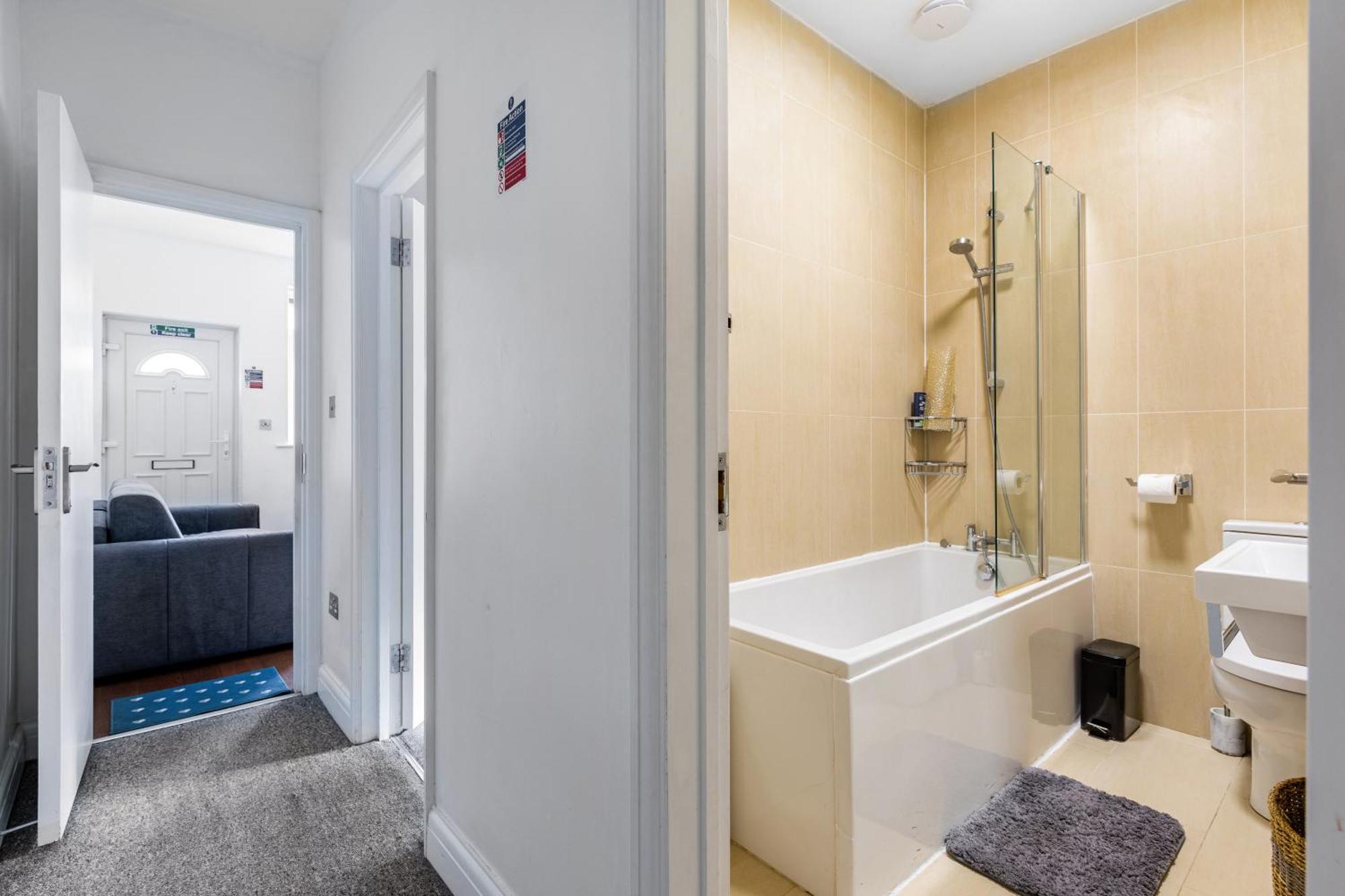 Spacious 2 Bed Apartment With Free Parking For 2 Cars And Underground Station Zone 2 For Quick Access To Central London Up To 8 Guests Экстерьер фото