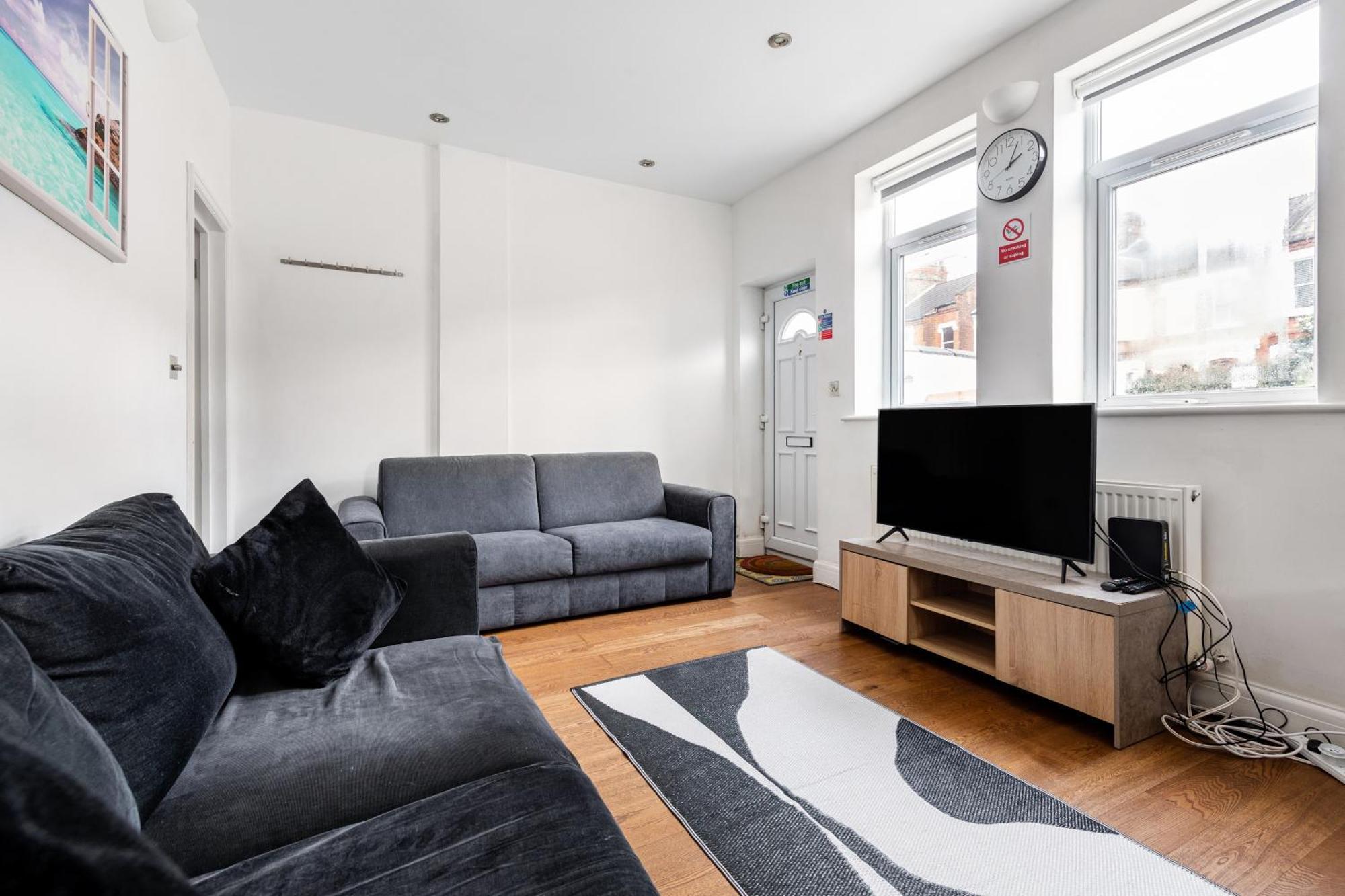 Spacious 2 Bed Apartment With Free Parking For 2 Cars And Underground Station Zone 2 For Quick Access To Central London Up To 8 Guests Экстерьер фото