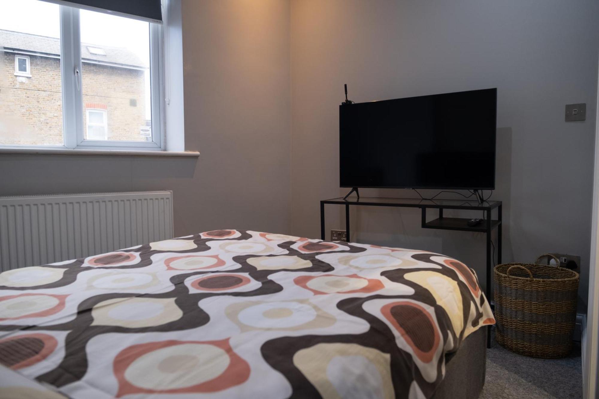 Spacious 2 Bed 2 Bath Apartment With Free Parking For 2 Cars And Underground Station Zone 2 For Quick Access To Central London Up To 10 Guests Экстерьер фото