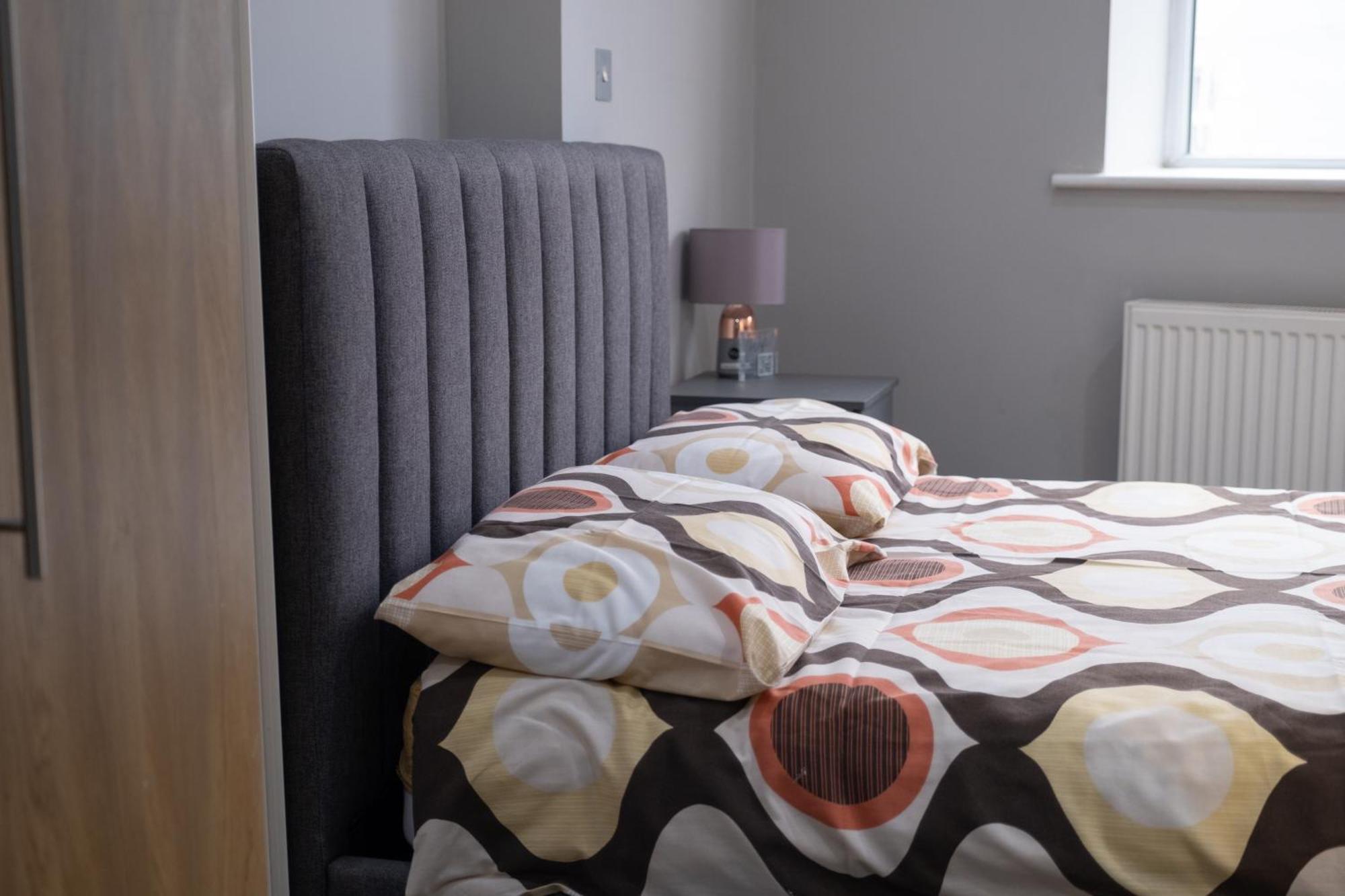 Spacious 2 Bed 2 Bath Apartment With Free Parking For 2 Cars And Underground Station Zone 2 For Quick Access To Central London Up To 10 Guests Экстерьер фото