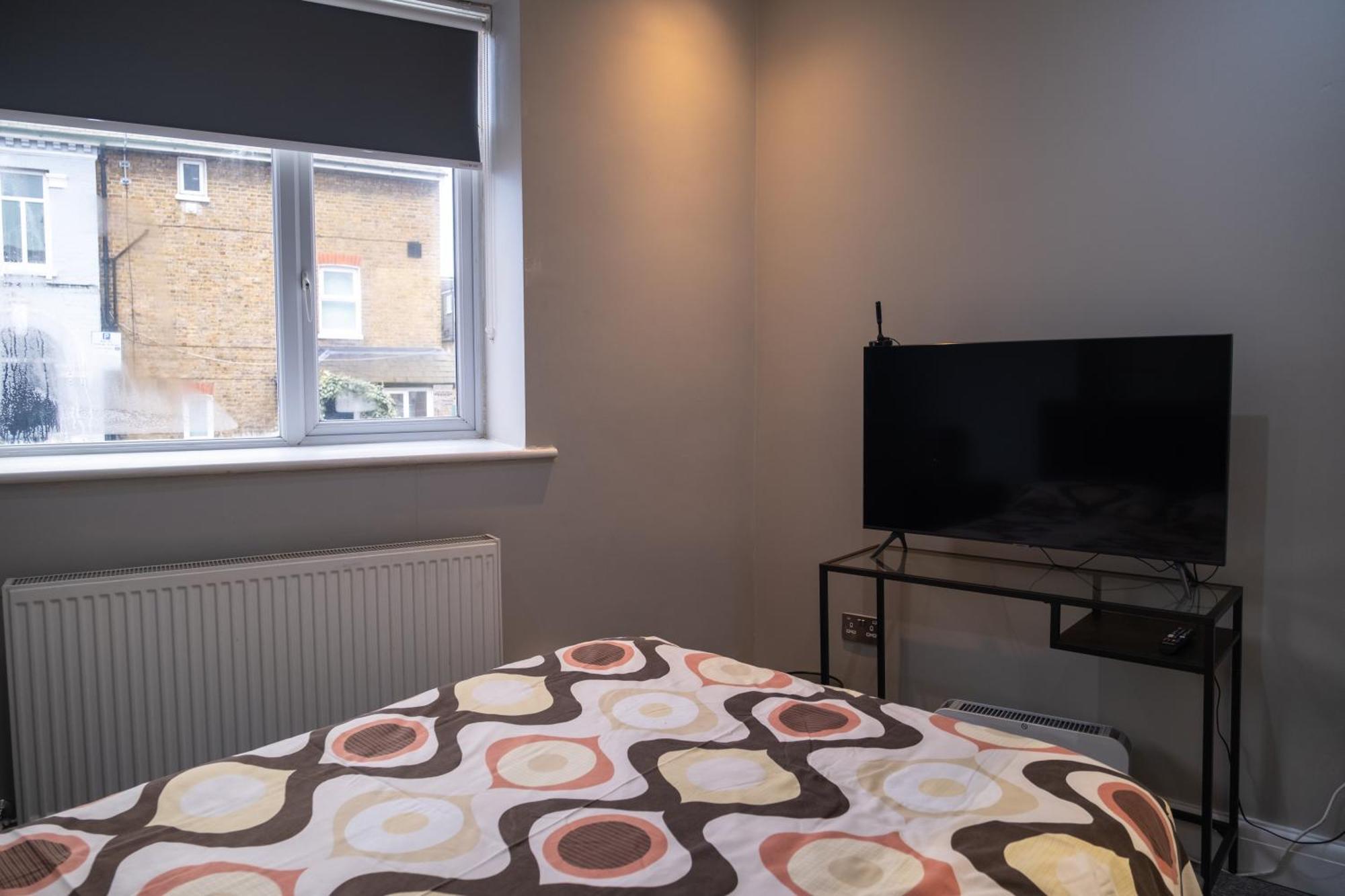 Spacious 2 Bed 2 Bath Apartment With Free Parking For 2 Cars And Underground Station Zone 2 For Quick Access To Central London Up To 10 Guests Экстерьер фото