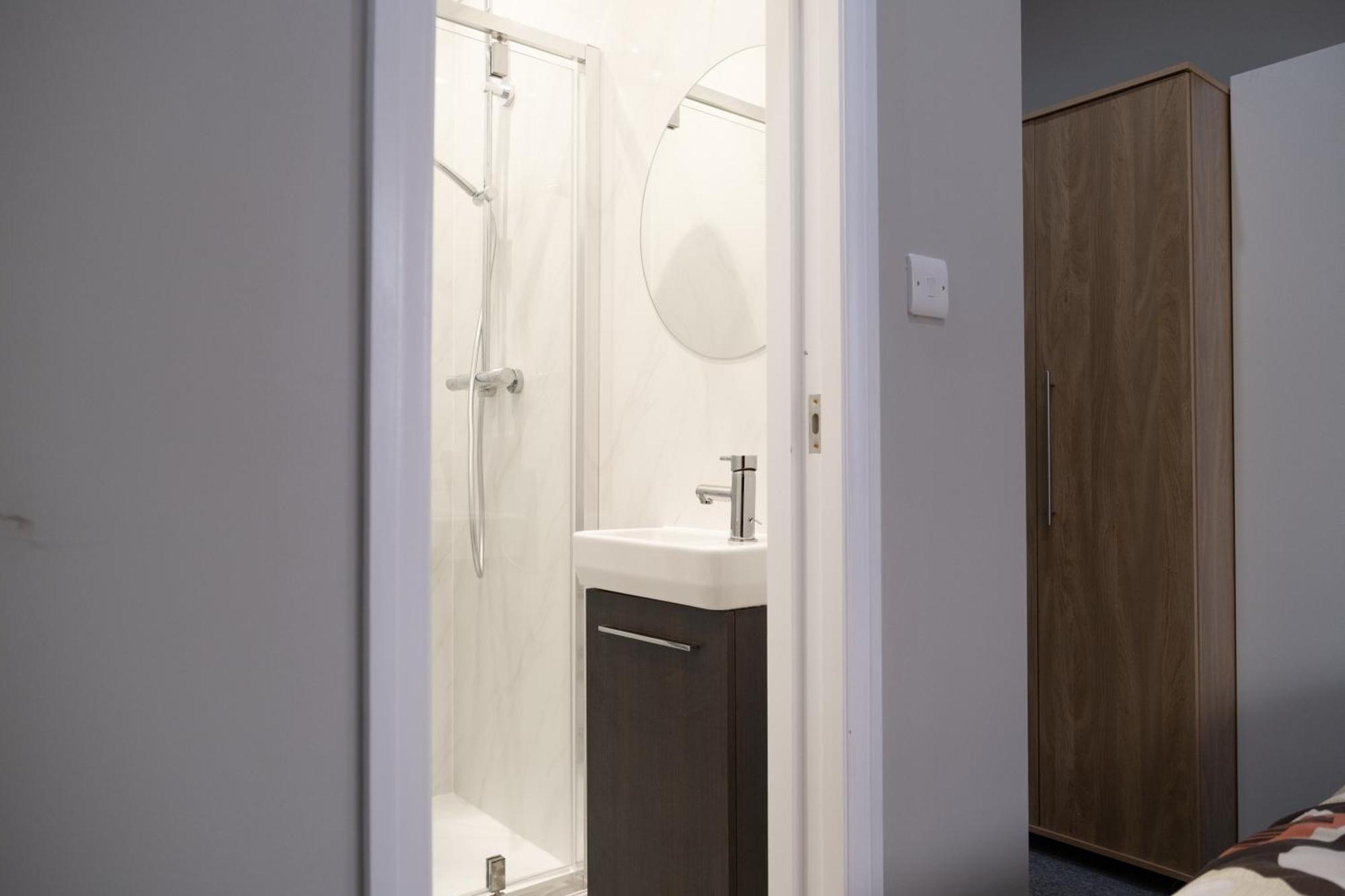 Spacious 2 Bed 2 Bath Apartment With Free Parking For 2 Cars And Underground Station Zone 2 For Quick Access To Central London Up To 10 Guests Экстерьер фото