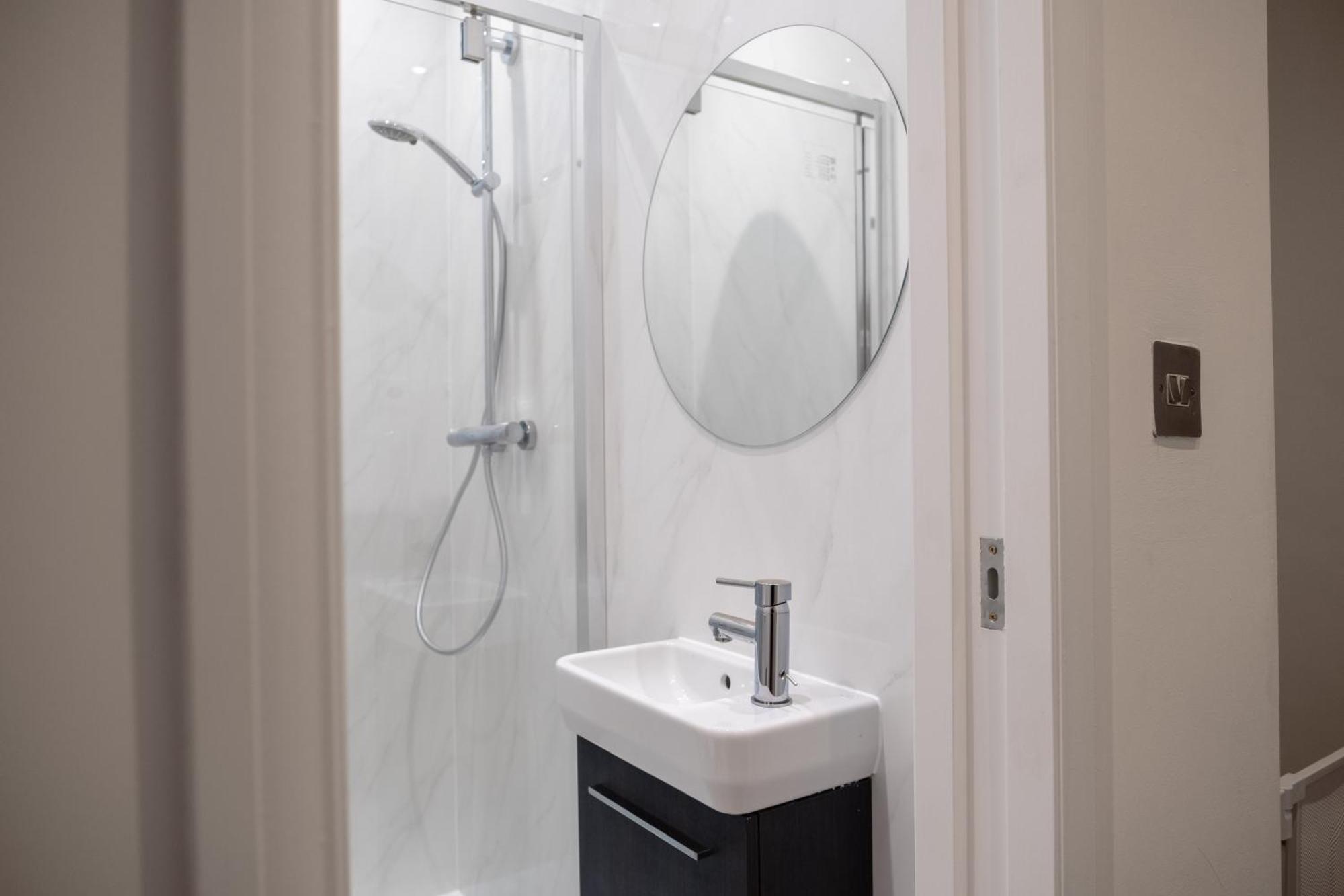 Spacious 2 Bed 2 Bath Apartment With Free Parking For 2 Cars And Underground Station Zone 2 For Quick Access To Central London Up To 10 Guests Экстерьер фото
