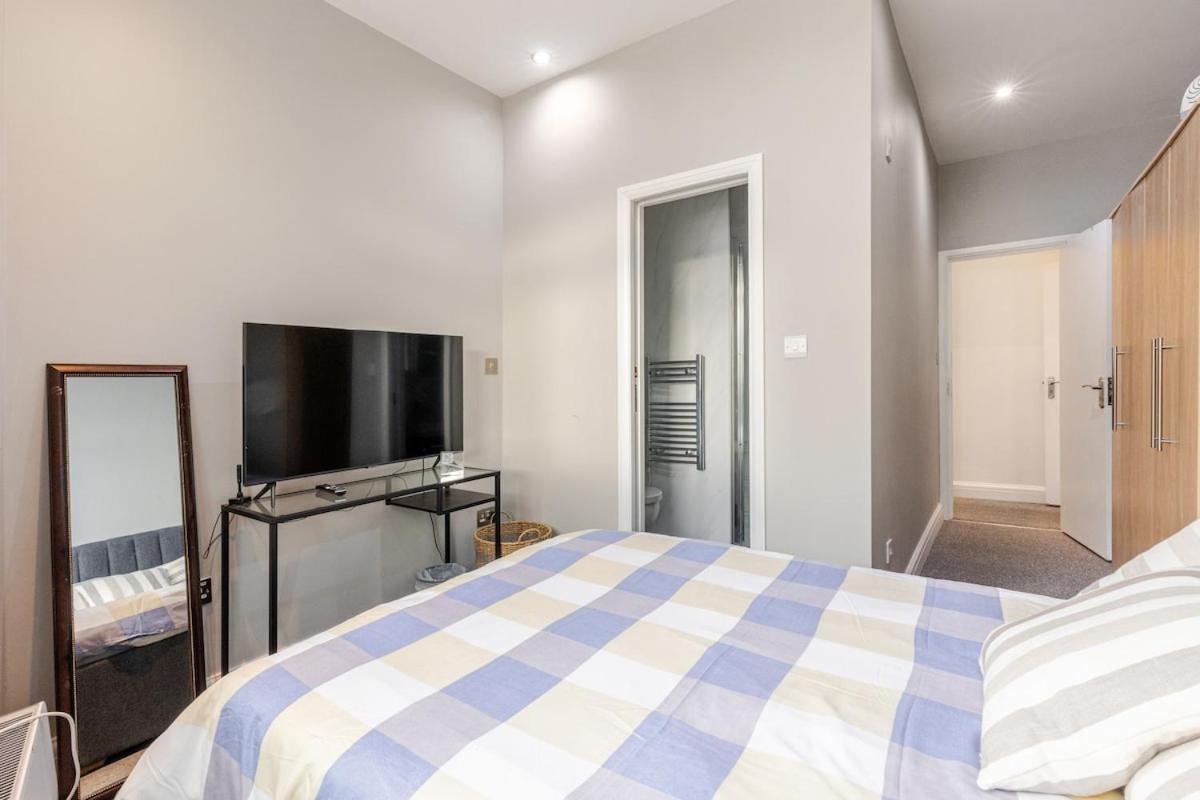 Spacious 2 Bed 2 Bath Apartment With Free Parking For 2 Cars And Underground Station Zone 2 For Quick Access To Central London Up To 10 Guests Экстерьер фото
