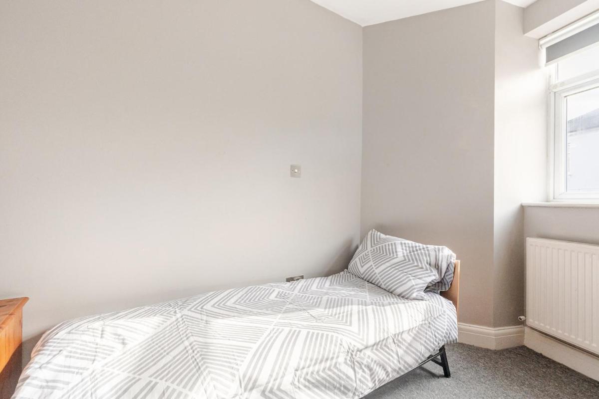 Spacious 2 Bed 2 Bath Apartment With Free Parking For 2 Cars And Underground Station Zone 2 For Quick Access To Central London Up To 10 Guests Экстерьер фото