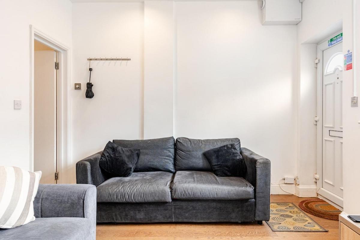 Spacious 2 Bed 2 Bath Apartment With Free Parking For 2 Cars And Underground Station Zone 2 For Quick Access To Central London Up To 10 Guests Экстерьер фото