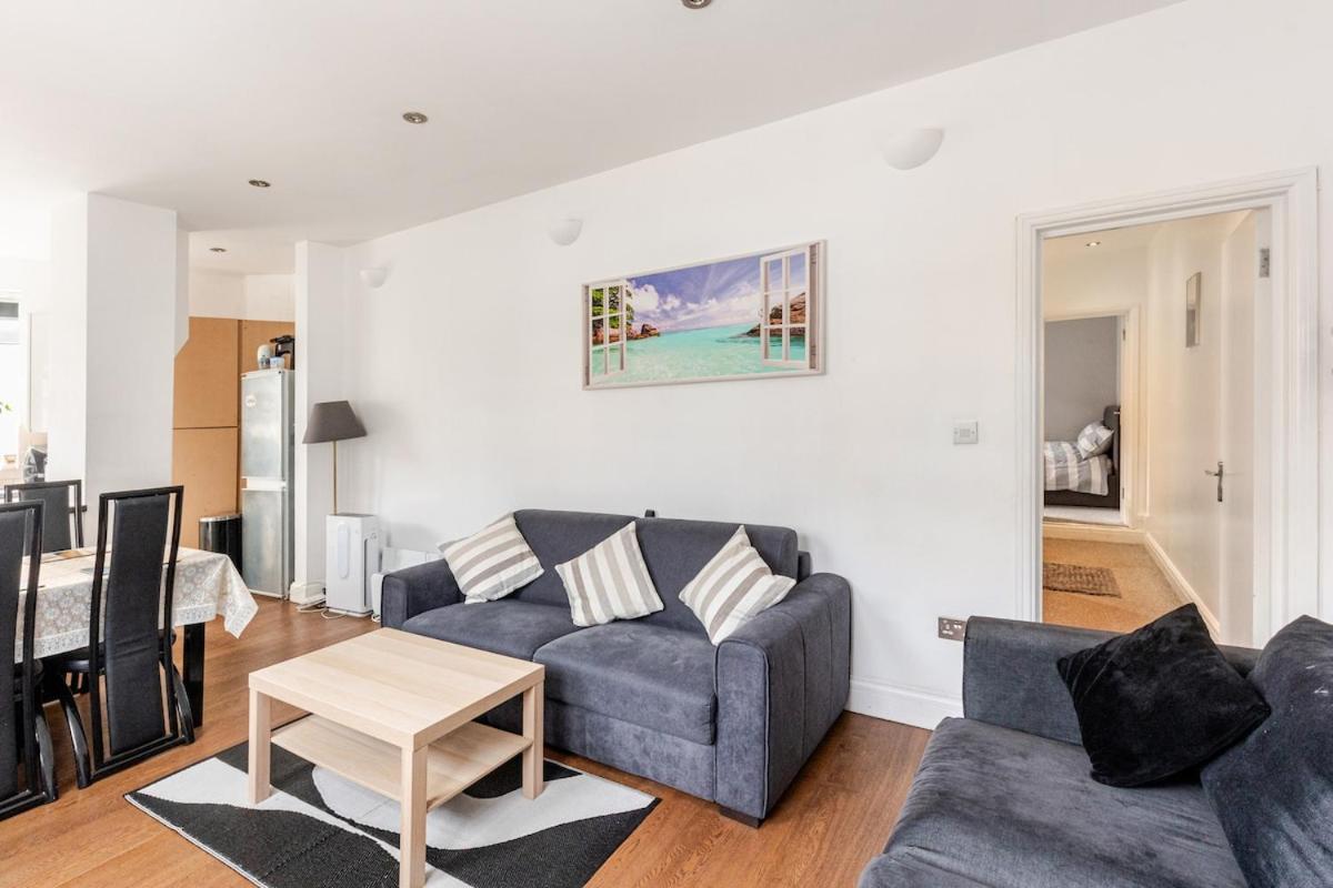 Spacious 2 Bed 2 Bath Apartment With Free Parking For 2 Cars And Underground Station Zone 2 For Quick Access To Central London Up To 10 Guests Экстерьер фото