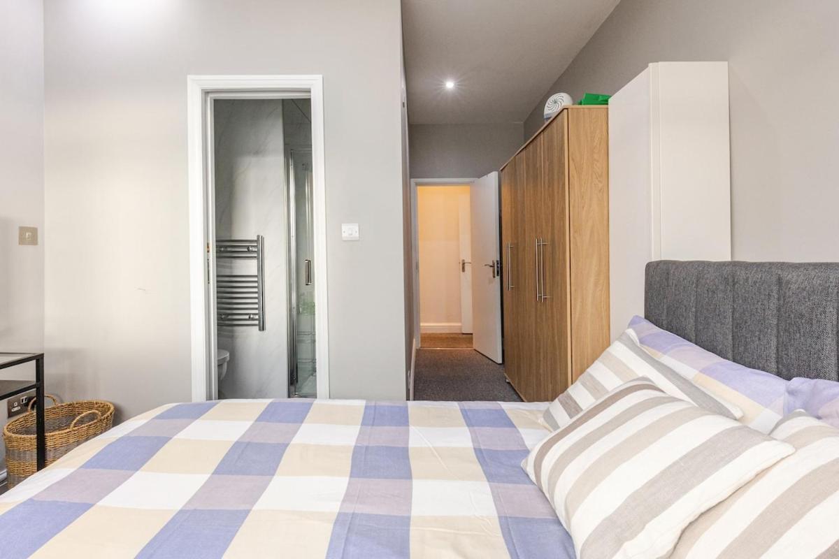 Spacious 2 Bed 2 Bath Apartment With Free Parking For 2 Cars And Underground Station Zone 2 For Quick Access To Central London Up To 10 Guests Экстерьер фото