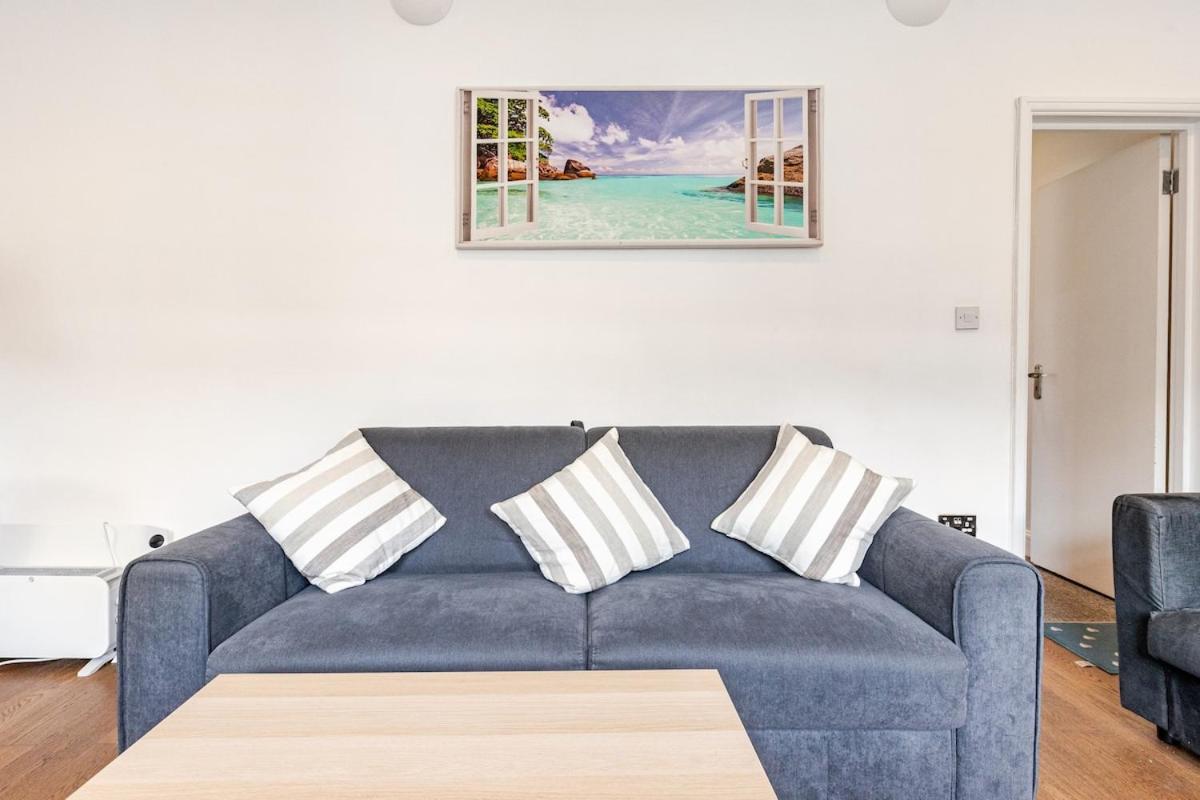 Spacious 2 Bed 2 Bath Apartment With Free Parking For 2 Cars And Underground Station Zone 2 For Quick Access To Central London Up To 10 Guests Экстерьер фото
