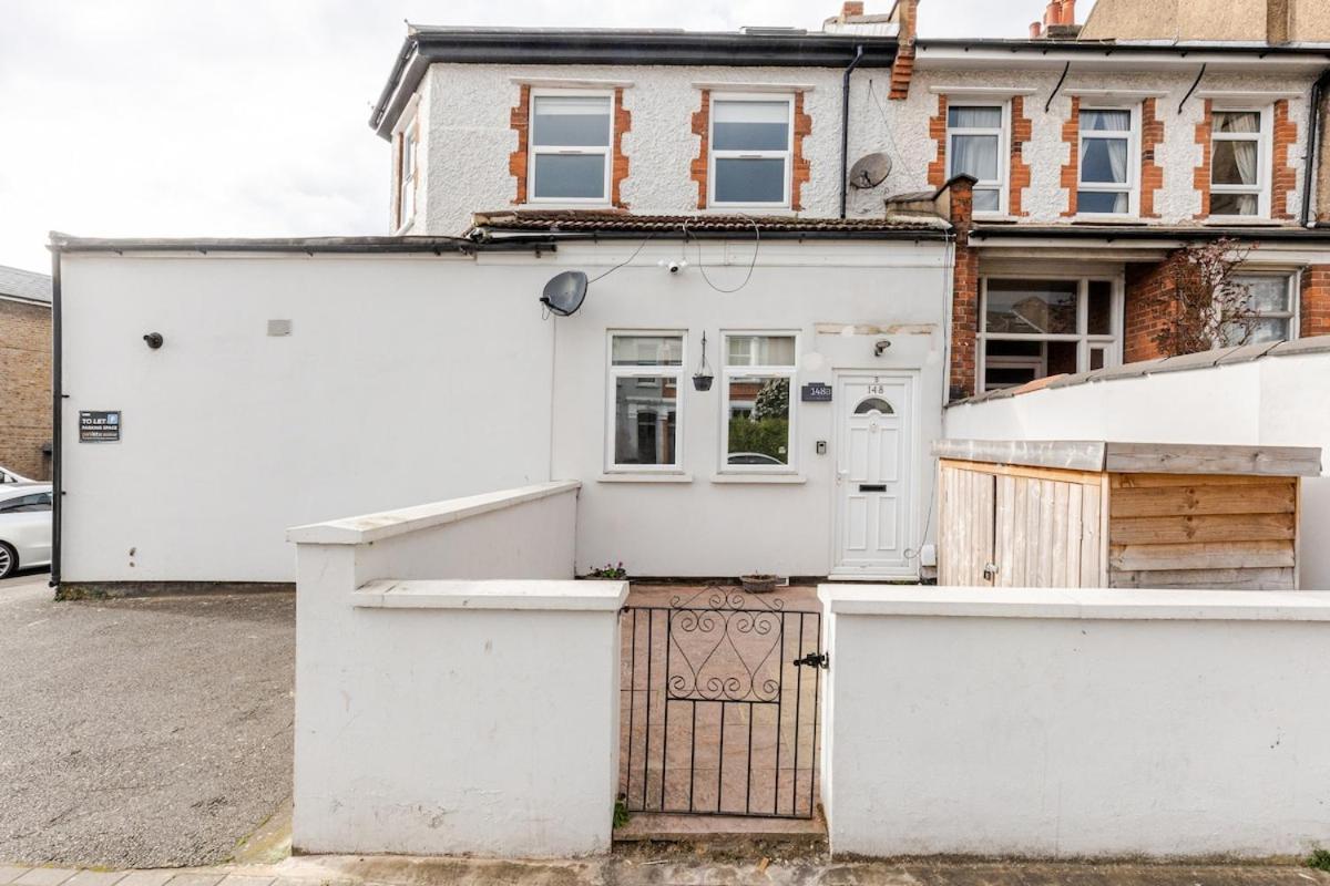 Spacious 2 Bed 2 Bath Apartment With Free Parking For 2 Cars And Underground Station Zone 2 For Quick Access To Central London Up To 10 Guests Экстерьер фото