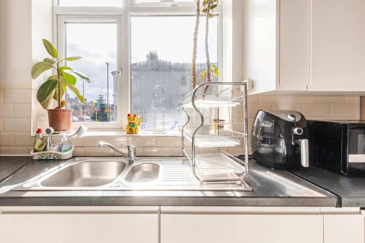 Spacious 2 Bed 2 Bath Apartment With Free Parking For 2 Cars And Underground Station Zone 2 For Quick Access To Central London Up To 10 Guests Экстерьер фото
