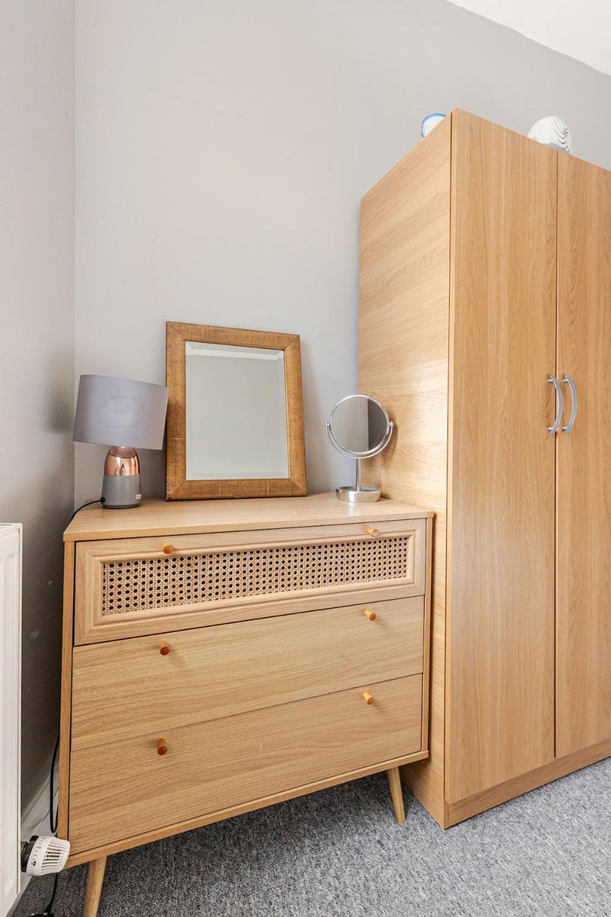 Spacious 2 Bed 2 Bath Apartment With Free Parking For 2 Cars And Underground Station Zone 2 For Quick Access To Central London Up To 10 Guests Экстерьер фото